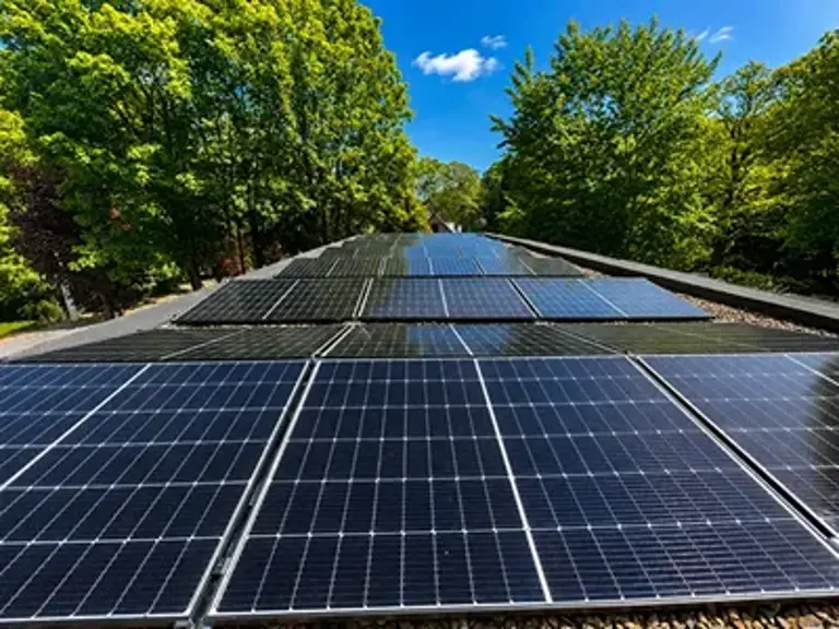 Panneaux photovoltaïques installés sur une toiture à La Louvière par AC Innov