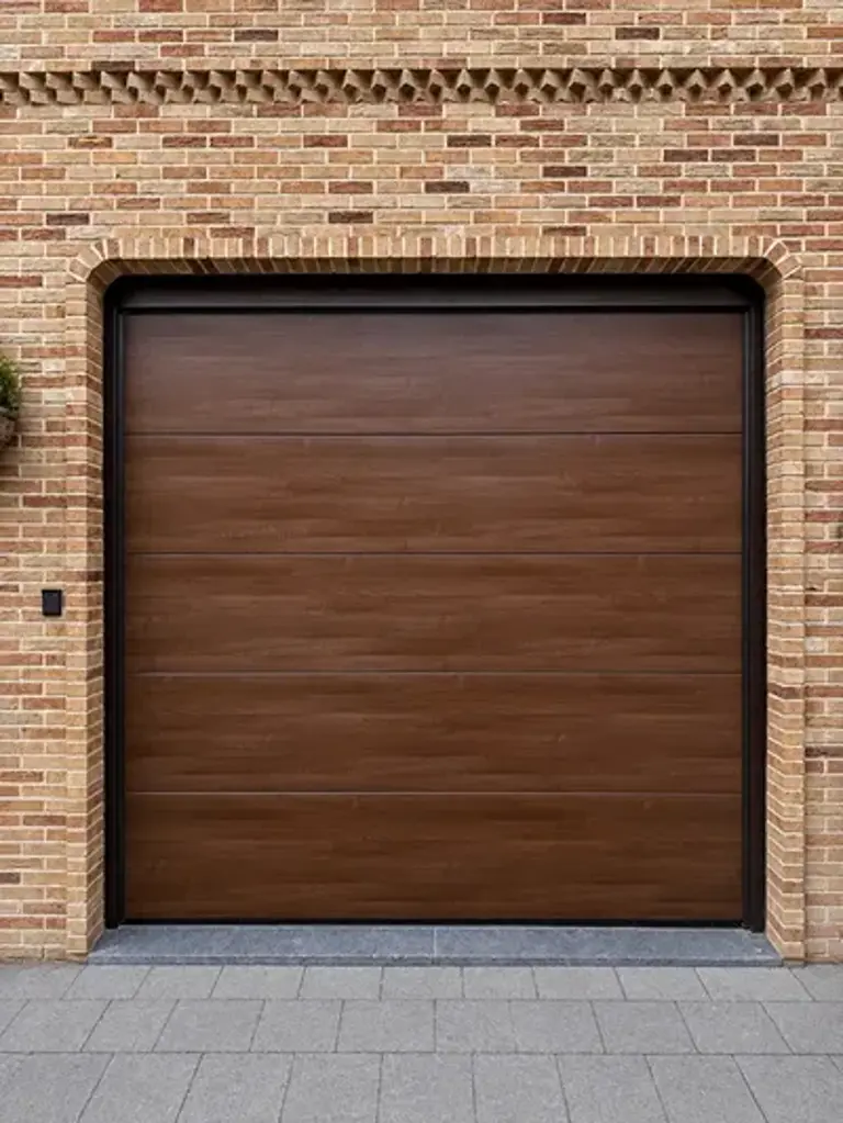 Porte de garage sectionnelle imitation bois installée à La Louvière par AC Innov