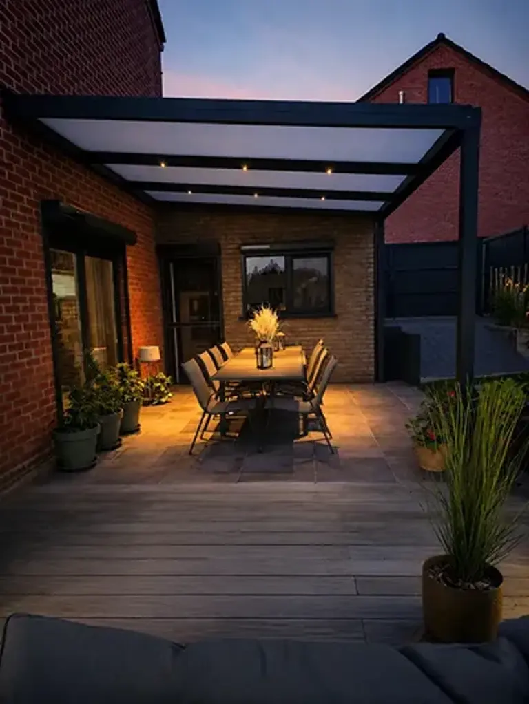 Pergola bioclimatique aluminium installée sur une terrasse à La Louvière par AC Innov