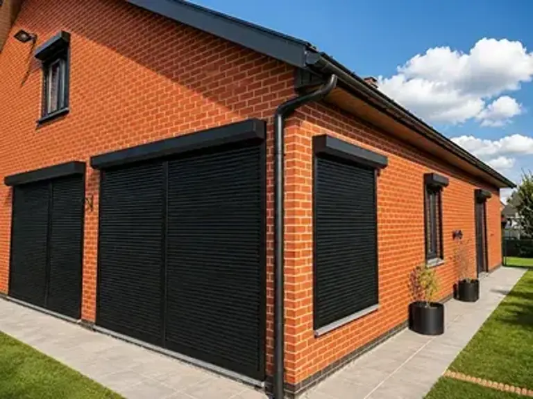 Volets roulants aluminium noirs installés sur une maison à La Louvière par AC Innov